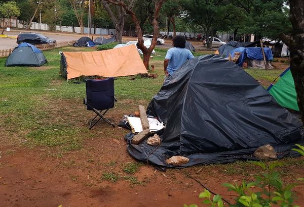 IPS: familiares de pacientes siguen bajo carpas precarias - Nacionales - ABC Color