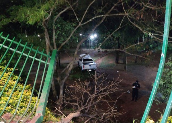 Conductor no se percató que terminaba la calle Augusto Roa Bastos y chocó contra el Parque de la Salud