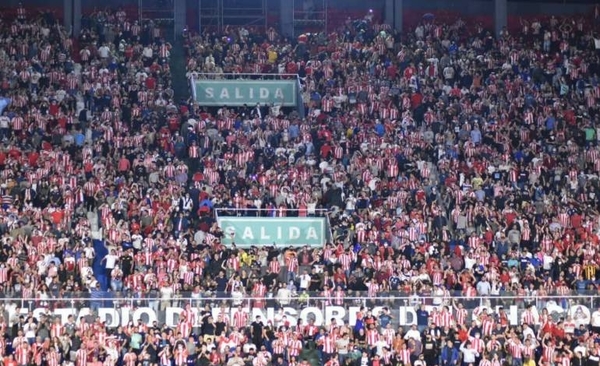Diario HOY | ¿Se violó protocolo en la cancha? Hinchas sin tapabocas y aglomerados