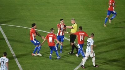 Así vieron en el VAR la polémica mano de Cristian Romero