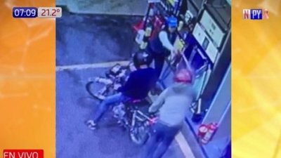 Playera rocía combustible a motochorros y evita asalto | Noticias Paraguay
