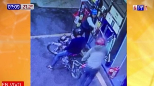 Playera rocía combustible a motochorros y evita asalto | Noticias Paraguay