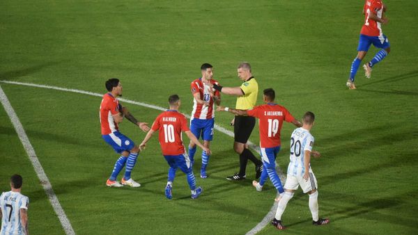 Así vieron en el VAR la polémica mano de Cristian Romero
