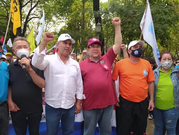 Docentes reanudan movilizaciones reclamando el reajuste salarial del 16% · Radio Monumental 1080 AM