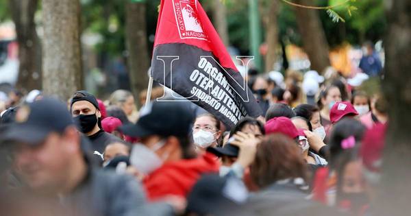 La Nación / Sigue movilización docente en espera del cumplimiento del reajuste salarial del 16%