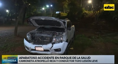 Conductor termina dentro del Parque de la Salud tras perder el control