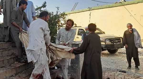Al menos 50 muertos y 140 heridos en explosión en mezquita de Afganistán