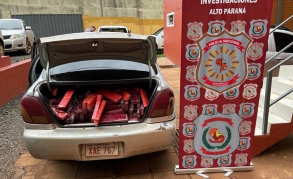 Huyó de la policía, embistió por motociclistas y cayó con marihuana