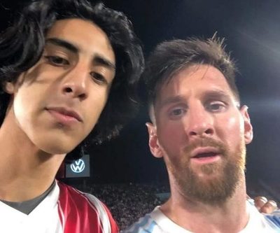 El sueño del pibe. La “selfie” del hincha albirrojo con Messi