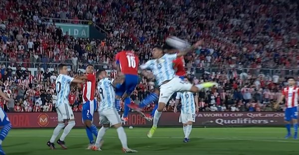 Crónica / ¡Ni se fijaron bien! Conmebol compartió la revisión del VAR y...