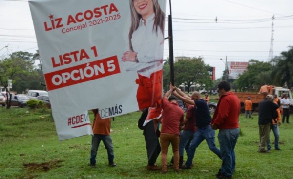 Comuna retira carteles políticos a pedido de la Fiscalía Electoral