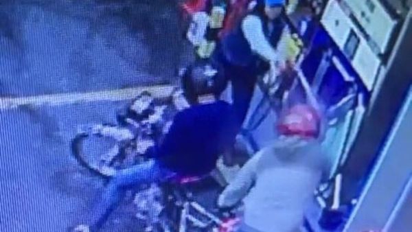 Playera roció combustible en la cara a motochorro