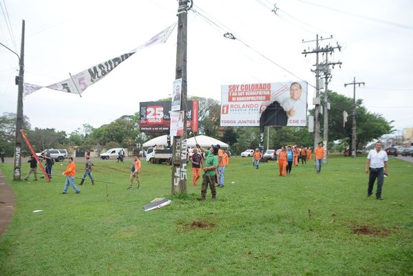 Retiran carteles de propaganda política de calles de CDE