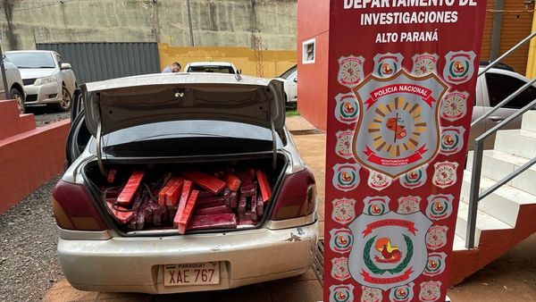 Policía detiene a joven que transportaba supuesta droga en su auto