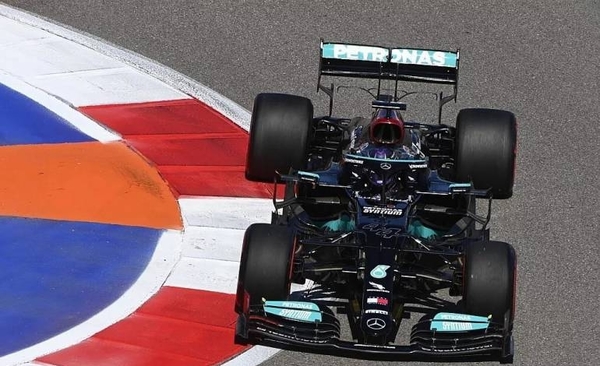 Diario HOY | Hamilton (que perderá 10 puestos en parrilla) lideró primer libre en Turquía