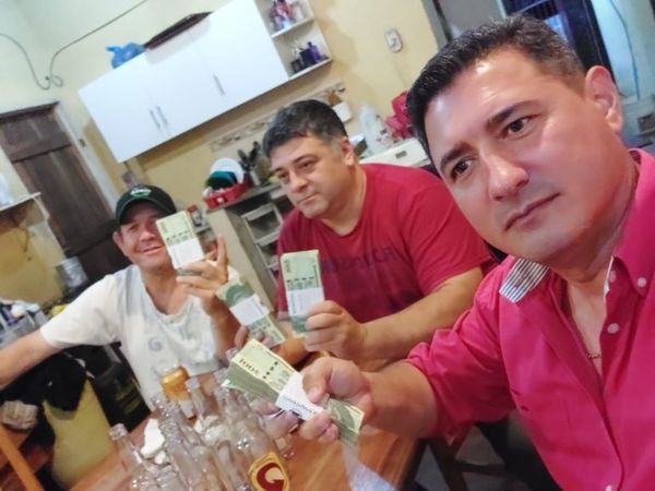 Presidente de seccional aparece con fajo de billetes a días de las elecciones - Nacionales - ABC Color