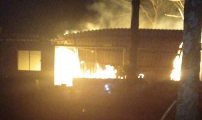 Incendio destruyó por completo una vivienda - ABC en el Este - ABC Color
