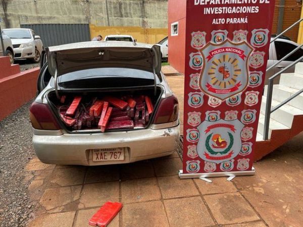 Policía detiene a joven que transportaba supuesta droga en su auto