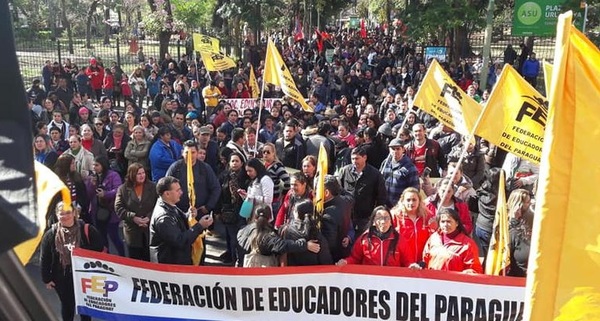 Gremios docentes rechazan propuesta de Gobierno y siguen en paro