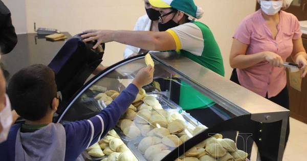 La Nación / La lluvia de empanadas llegó a Mariano Roque Alonso