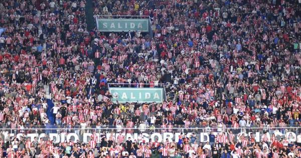 La Nación / ¿Se violó protocolo en la cancha? Hinchas sin tapabocas y aglomerados