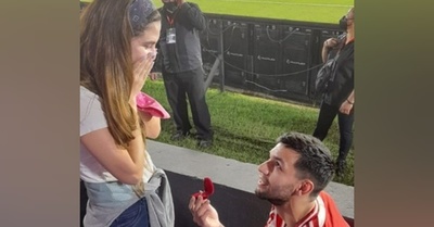[VIDEO] Fueron a ver a la albirroja y terminaron comprometidos