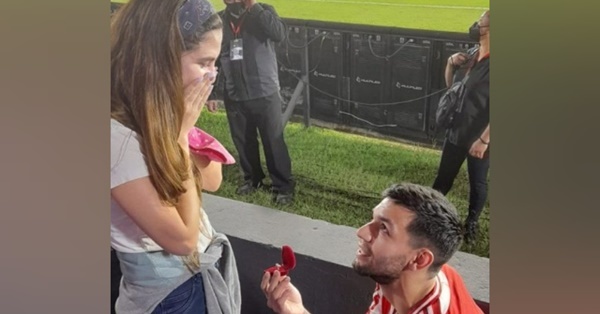 [VIDEO] Fueron a ver a la albirroja y terminaron comprometidos