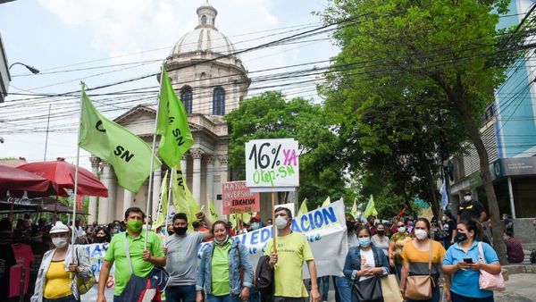 "Hace 25 años que dicen que no hay recursos para educación", lamentan