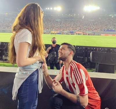 Amantes del fútbol: propuso matrimonio a su novia el día en que Messi volvió al país
