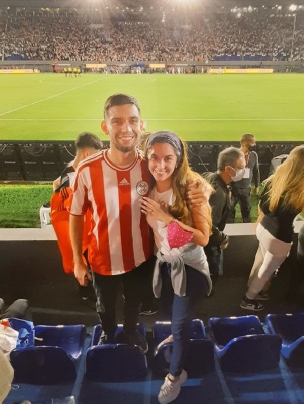 7 meses de noviazgo, apasionados por el fútbol y se casan a fin de año
