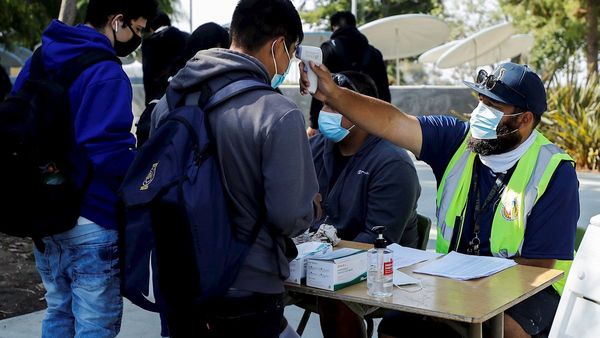 Florida anuncia sanciones por obligar a usar tapabocas en escuelas