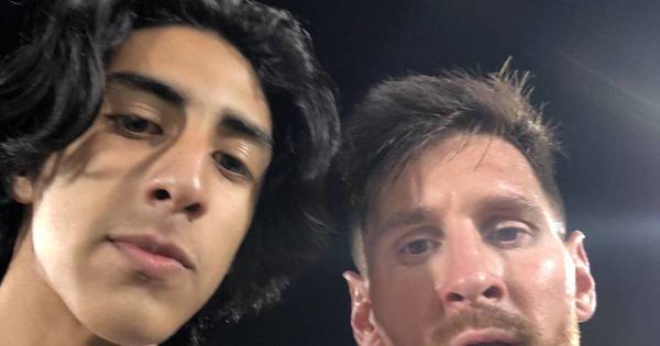 La Nación / Messi fue furor en Asunción: fanáticos invadieron la cancha por una selfie