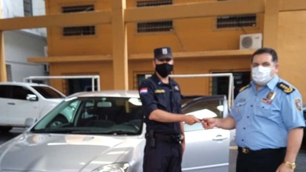 Regalan auto a policía cuyo vehículo quemaron durante manifestación