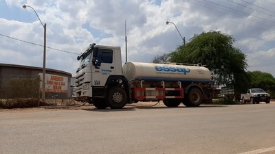 Con camiones cisterna, agua llega a las comunidades de Toro Pampa y Fuerte Olimpo