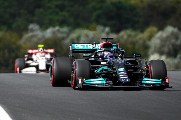 Hamilton se adueña del viernes en Estambul