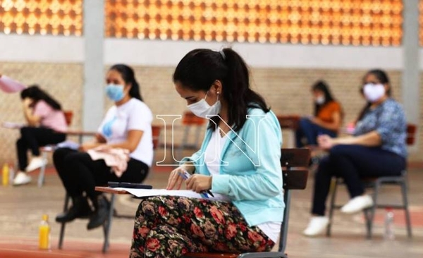 Diario HOY | Ofrecen becas de inglés para mujeres de escasos recursos