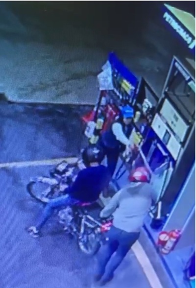 ¡Valiente! Playera evitó asalto rociando con combustible a delincuentes