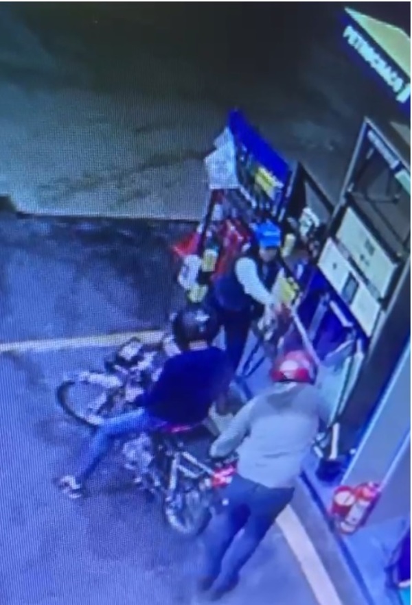 ¡Valiente! Playera evitó asalto rociando con combustible a delincuentes
