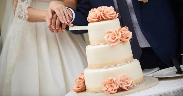 Novios tacaños cobraron por las porciones de la torta de matrimonio - SNT