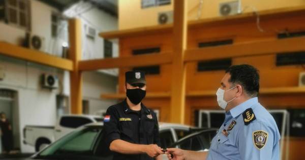 La Nación / Policía recibió auto nuevo luego que el suyo haya sido incendiado durante violenta protesta