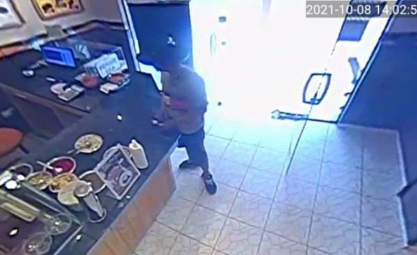 Solitario malviviente roba en un negocio en el Área 2
