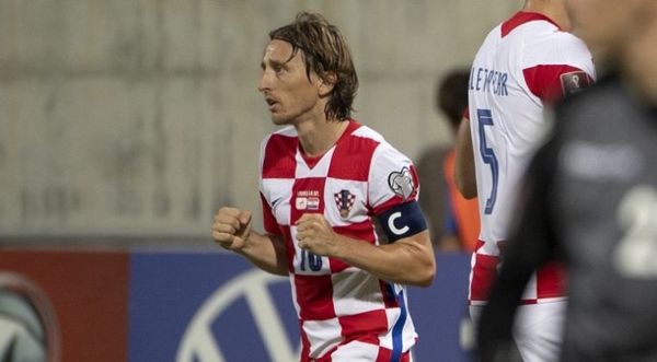 Modric asiste, falla un penal y Croacia gana