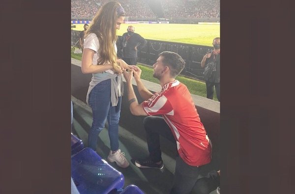Crónica / EL GOLAZO DE SU VIDA. Ella le regaló la entrada y él un anillo