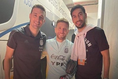Crónica / FUE A SALUDAR A SUS EXCOMPÍS EN ITALIA