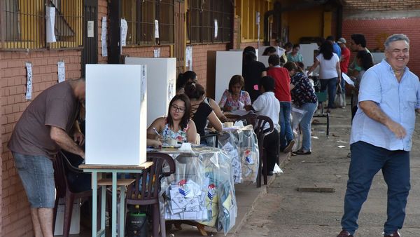 Los opositores piden voto crítico y colorados no elegir a improvisados