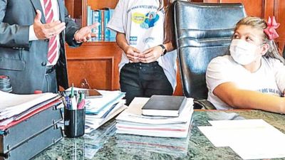 Niñas toman mando por un día en el Ministerio de Hacienda
