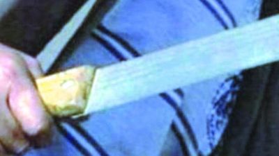 Atan de pies y manos a peón y lo torturan con un machete