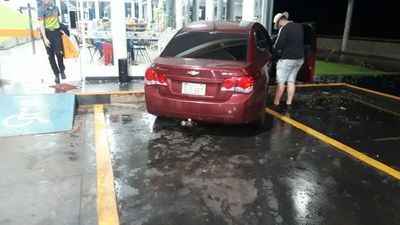 Automovilista pierde el control y choca contra una estación de servicios en Mallorquín - ABC en el Este - ABC Color