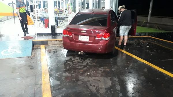 Automovilista pierde el control y choca contra una estación de servicios en Mallorquín - ABC en el Este - ABC Color