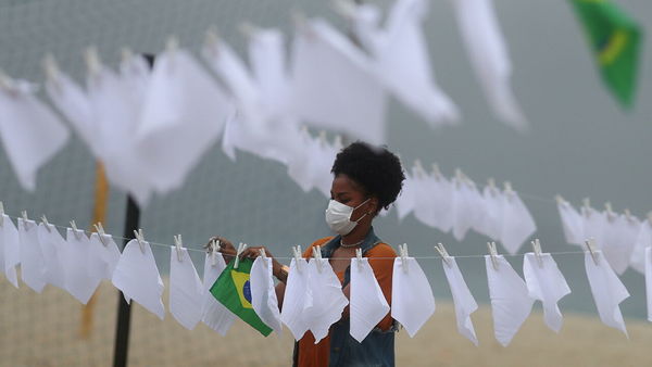 ONG cuelga pañuelos blancos en Río de Janeiro en honor a los casi 600 mil muertos por covid en Brasil - El Independiente